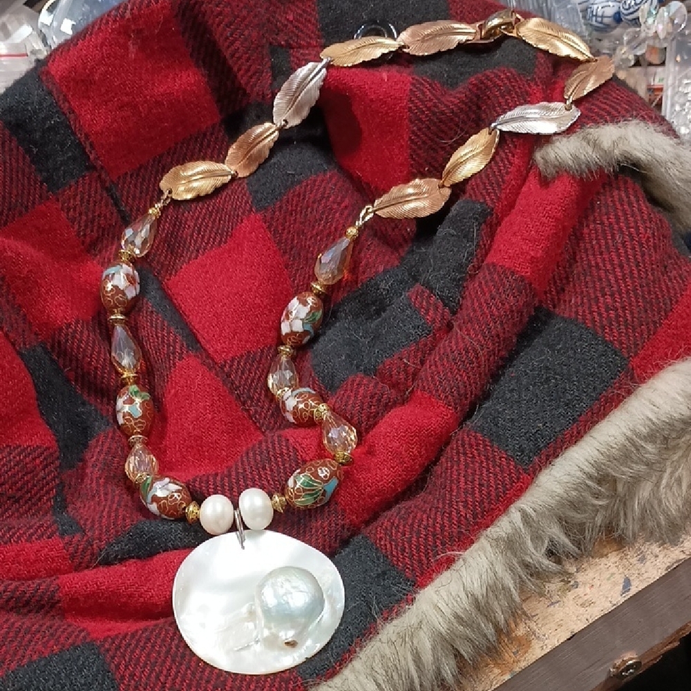 Elegant Gold and Pearl Necklace